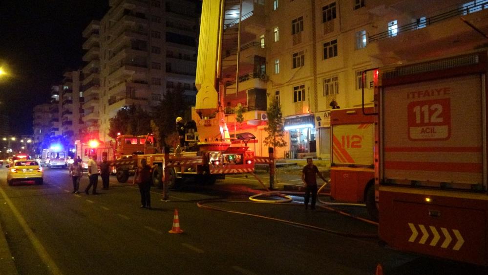 Diyarbakır’da büyük yangın; 4 itfaiye eri yaralandı