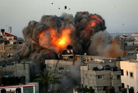 İsrail, Gazze’de iki mülteci kampını vurdu