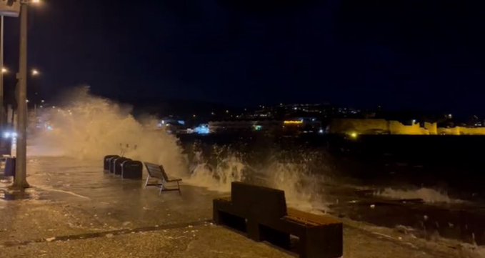 İzmir’de kasırga dehşeti; sirenler çaldı