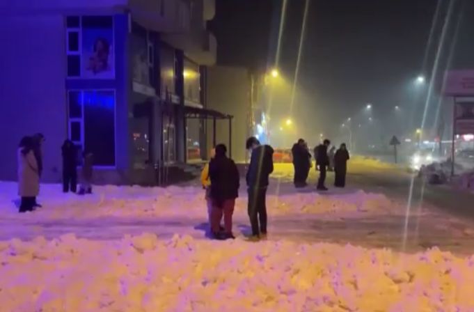 Hakkari’de peş peşe depremler; vatandaşlar dışarıda
