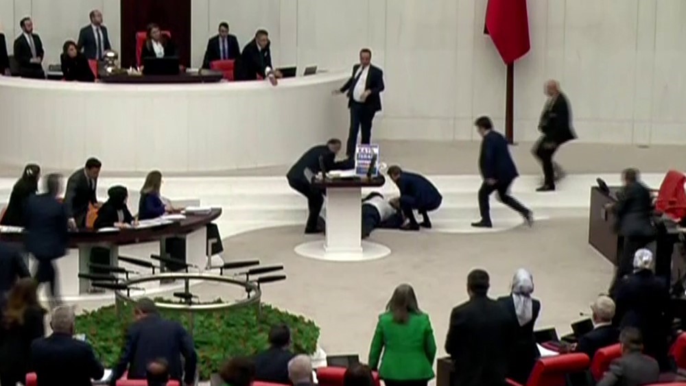 Meclis’te kalp krizi geçiren vekilin durumu kritik