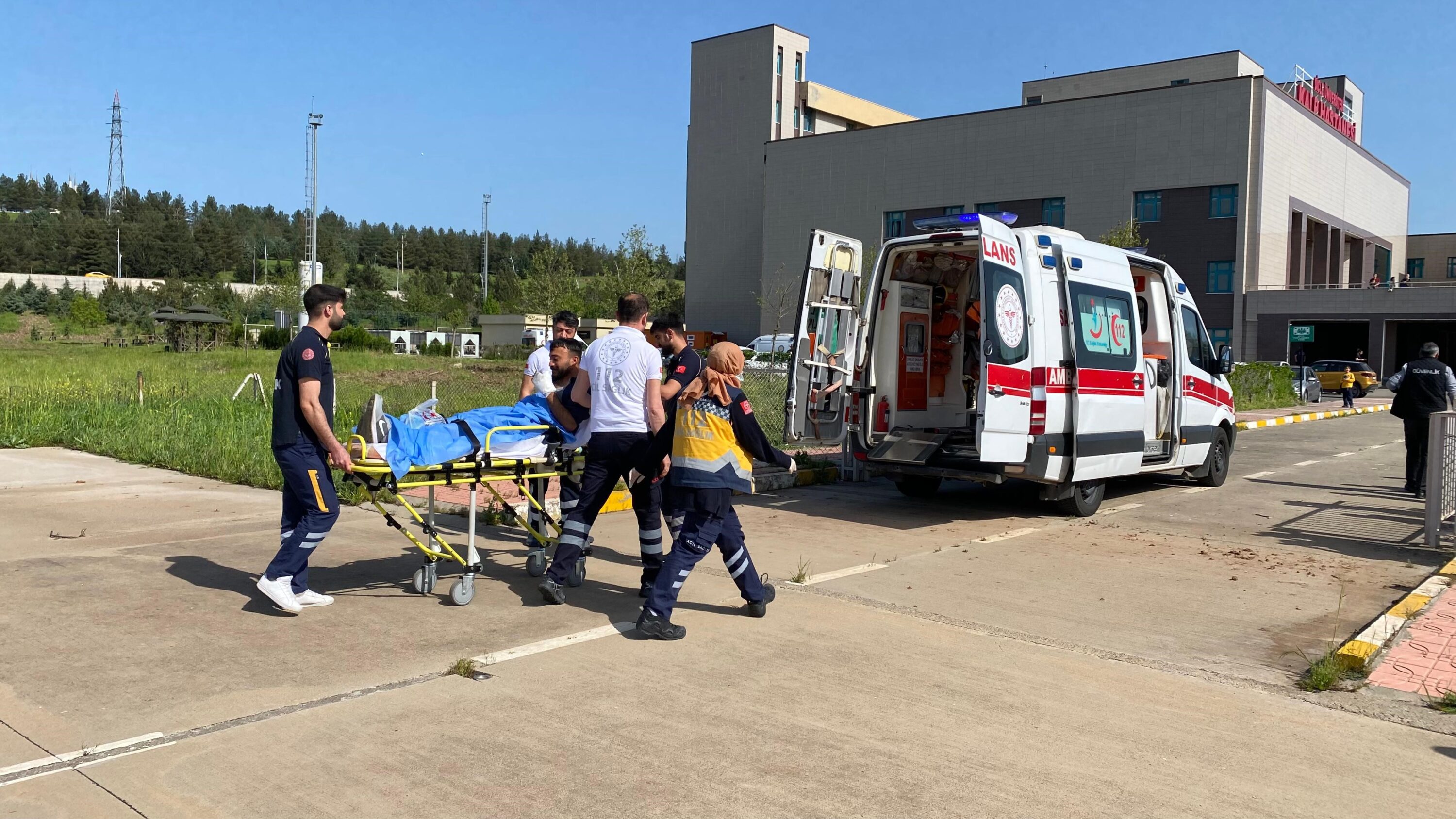 Diyarbakır’da ağaç budarken baş parmağını kopardı