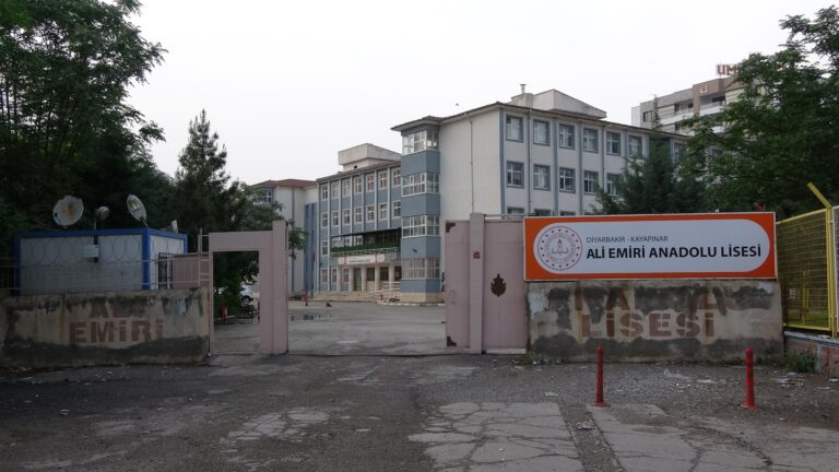  Diyarbakır’da okul müdürü öğrenci tarafından bıçaklandı