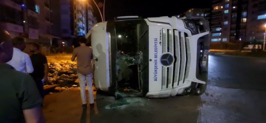 Diyarbakır’da virajı alamayan çöp kamyonu devrildi: 1 yaralı