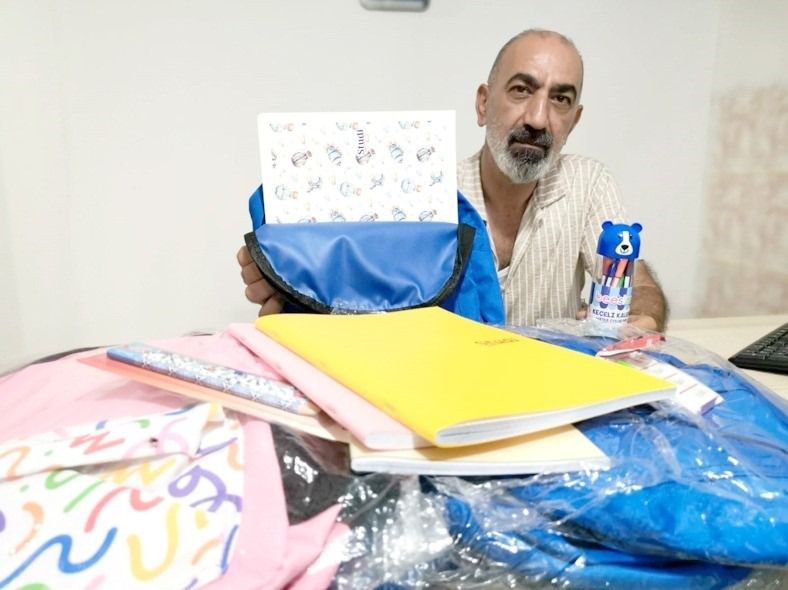 Fatih mahallesi muhtarından okula giden çocuklara kırtasiye desteği