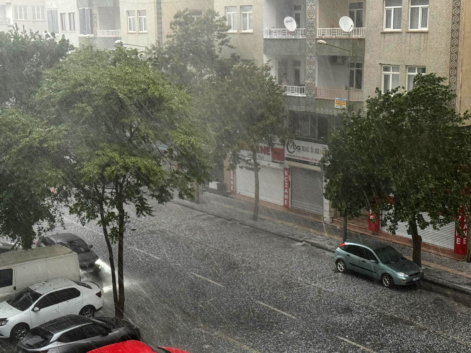 Diyarbakır’da fırtına ve sağanak yağış hayatı olumsuz etkiledi