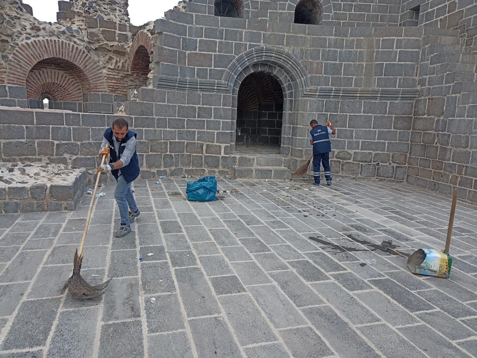 Diyarbakır’ın tarihi yapılarında temizlik