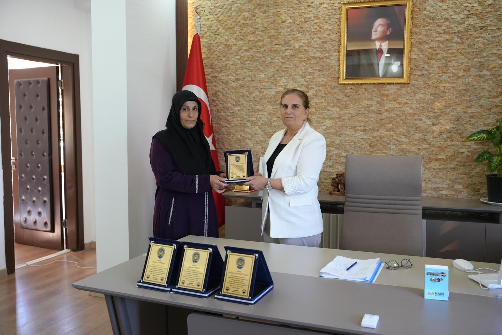 Hani Belediye Eş Başkanı’ndan zabıtalara plaket