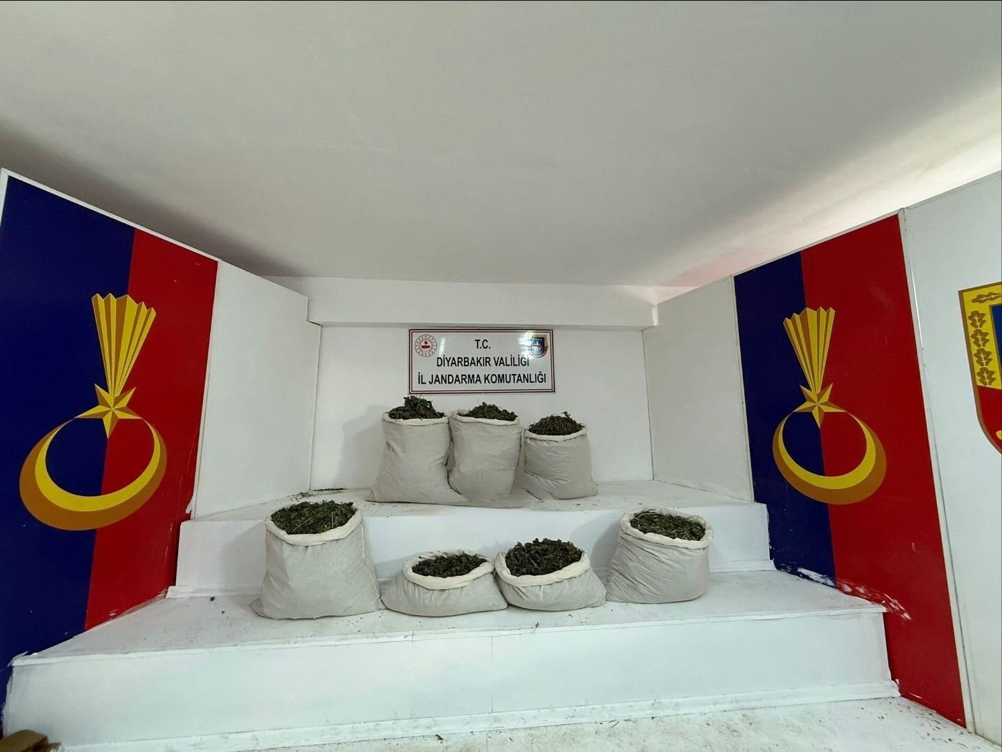 Diyarbakır’da zehir tacirlerine baskın: 40 gözaltı