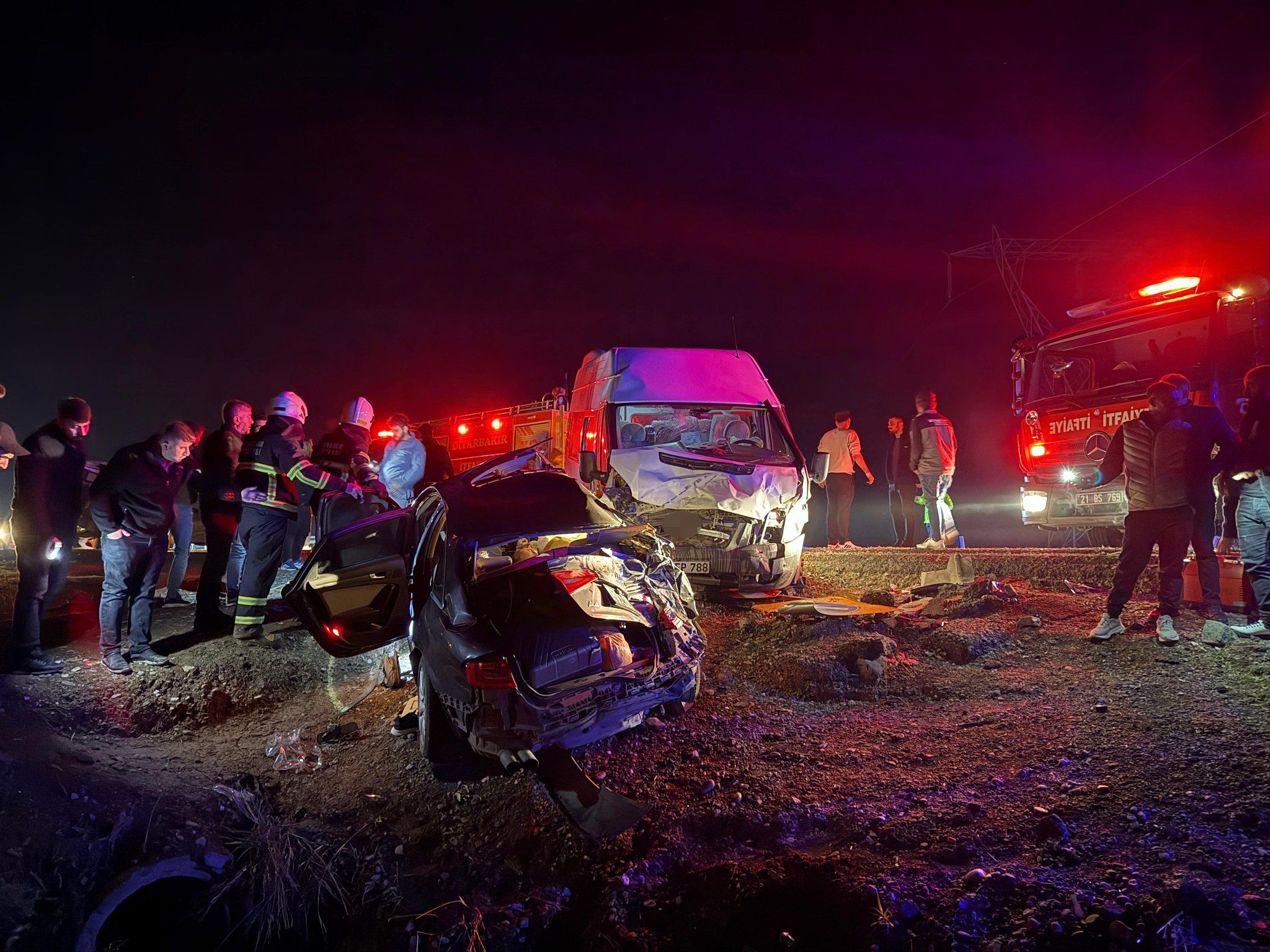 Diyarbakır-Batman yolunda katliam gibi kaza: 4 ölü, 13 yaralı