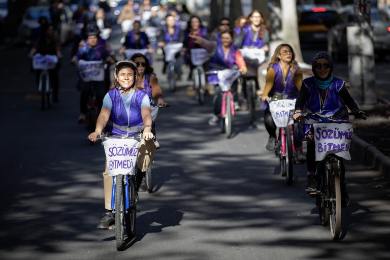 Diyarbakır’da kadınlar şiddetsiz bir yaşam için pedal çevirdi