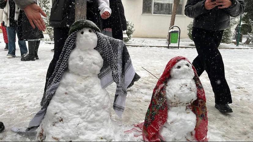 Diyarbakır’da öğrenciler kardan gelin-damat yaptı