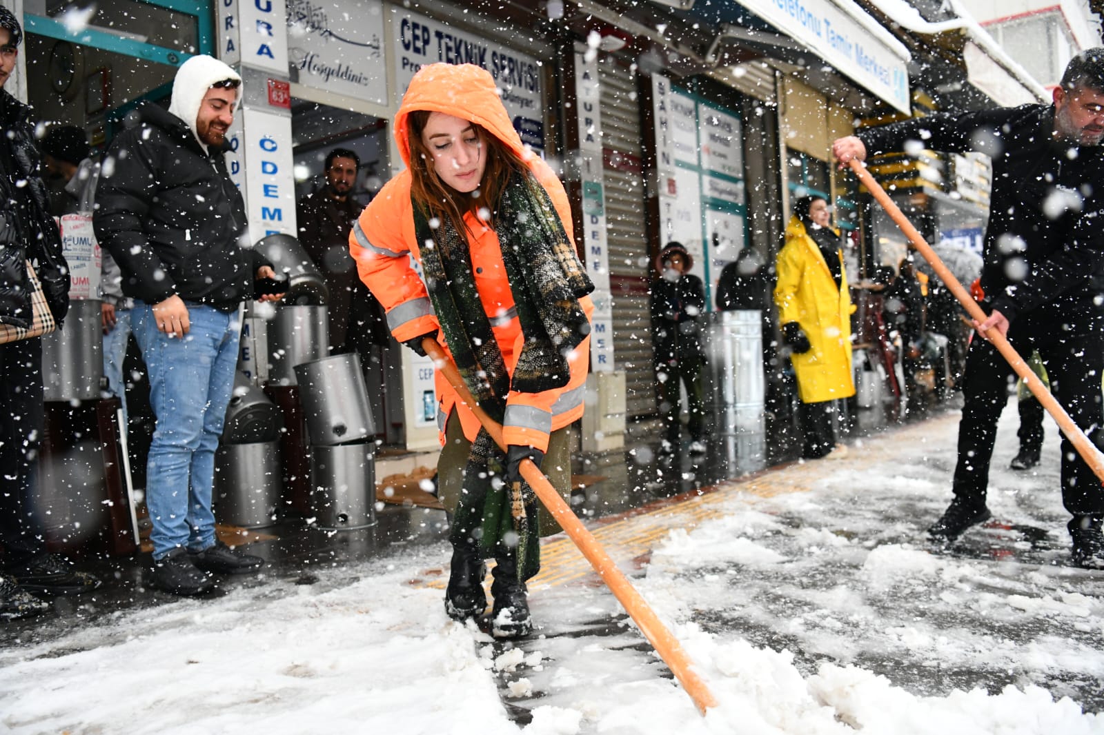 Bismil’de kar seferberliği: Eşbaşkanlar küreklerle sahada