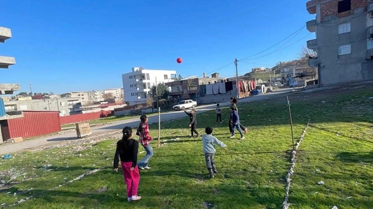 Diyarbakır’da park, çocuk ve kent adaletsizliği: Denizin ortasına gölet yapmak!