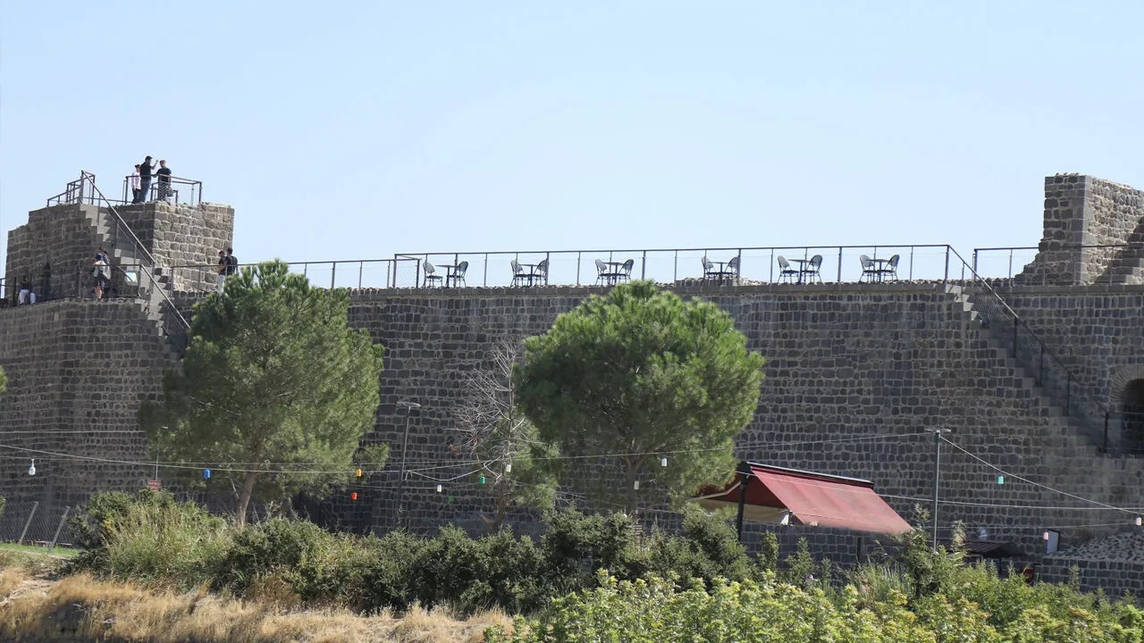 Bir çivi bile çakılamazken… Surlara kim göz yumuyor?