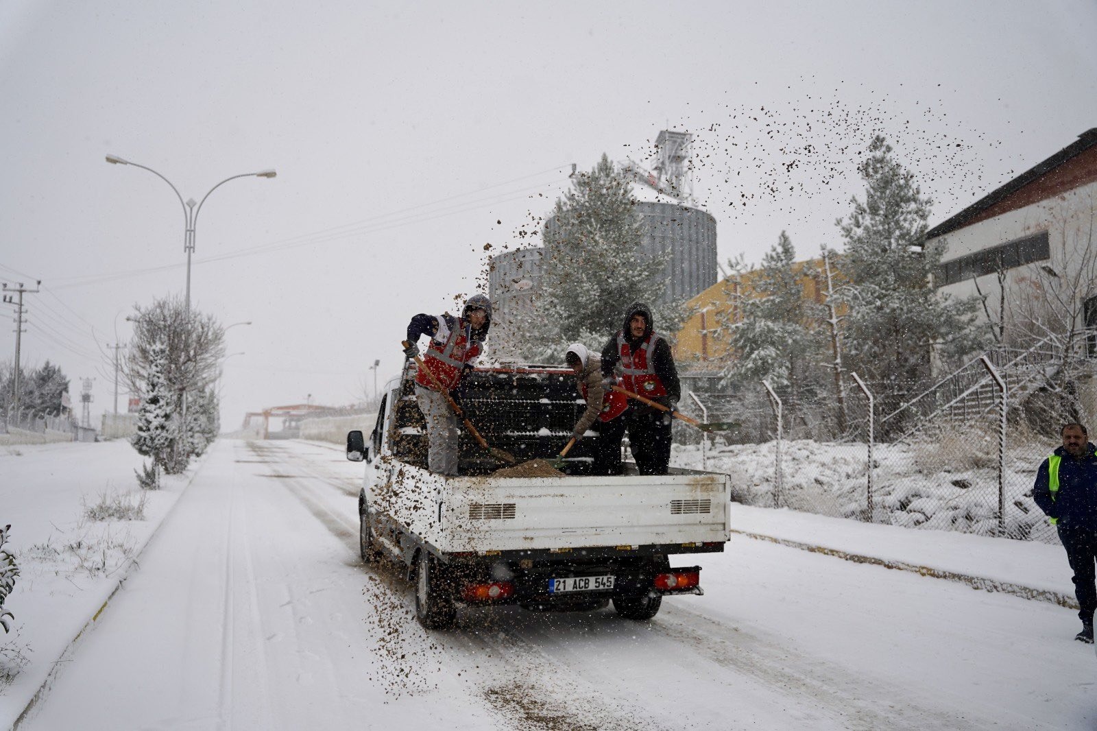Kar yağışı Diyarbakır OSB’yi durduramadı