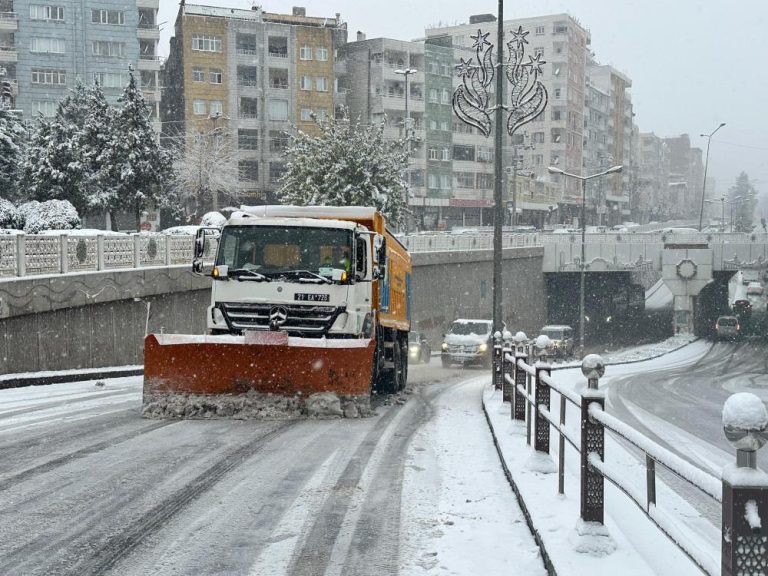 Diyarbakır’da kar esareti: Kent kilitlendi, hayat durdu
