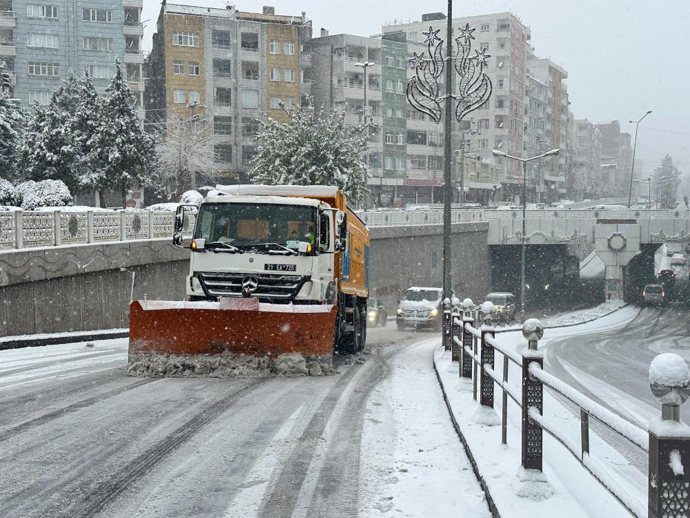 Diyarbakır’da kar esareti: Kent kilitlendi, hayat durdu
