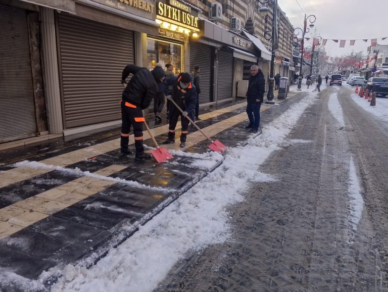 Diyarbakır’ı kar vurdu; Sur Belediyesi gün doğmadan sahaya indi