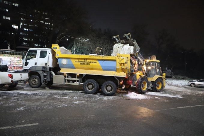Diyarbakır’da kar kamyonlara yüklendi, şehir dışına taşınıyor