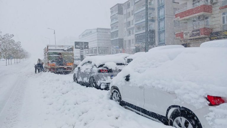 Diyarbakır donuyor: 53 yıllık kar rekoru, eksi 22 kapıda