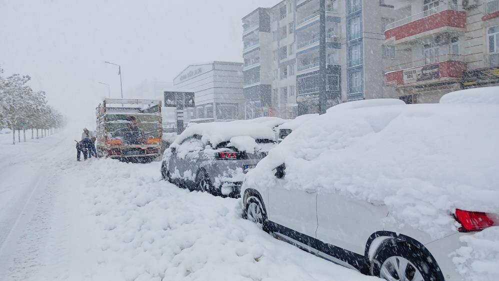 Diyarbakır donuyor: 53 yıllık kar rekoru, eksi 22 kapıda