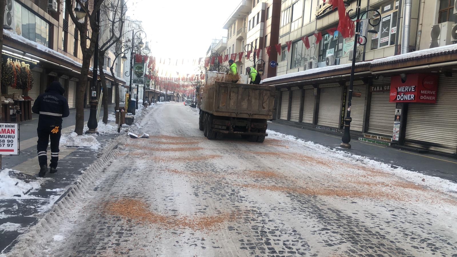 Sur’da kar mesaisi: En işlek caddeler kardan arındı