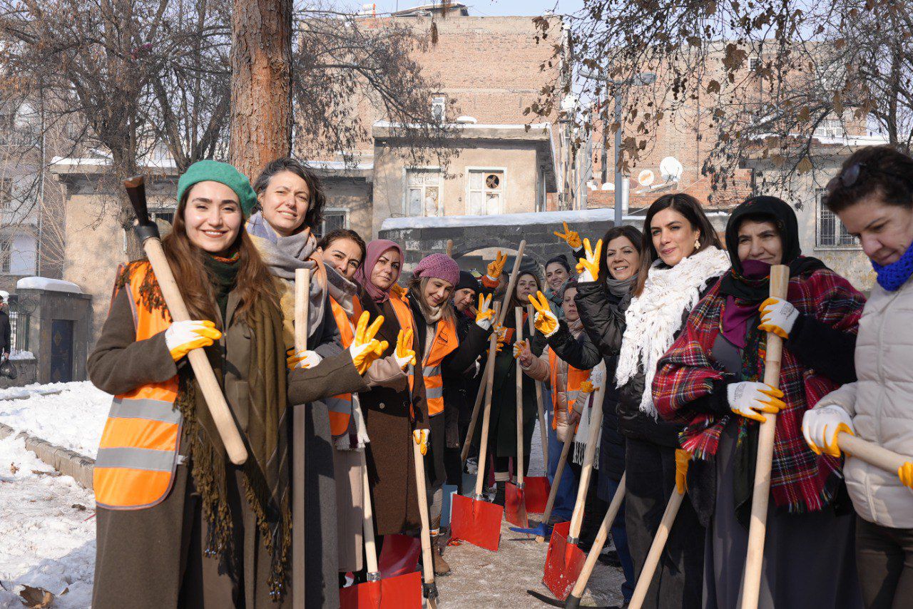 Sur’da eş başkanlar kazma kürekle çalışmalara katıldı