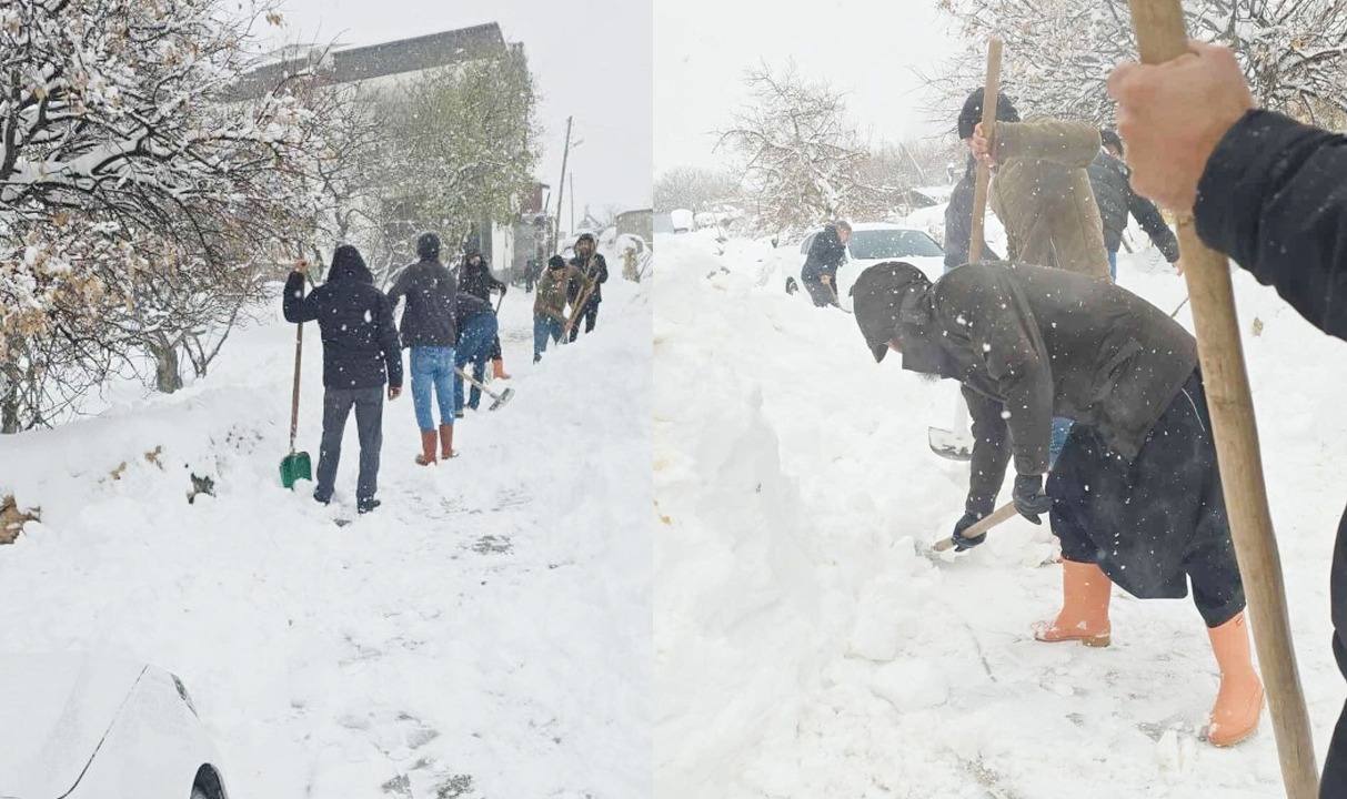 Diyarbakır’da halk sokağa indi, yolları kendi imkânlarıyla açtı