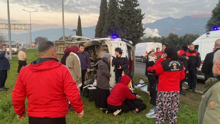 Tarım işçilerini taşıyan minibüs devrildi: 16 yaralı