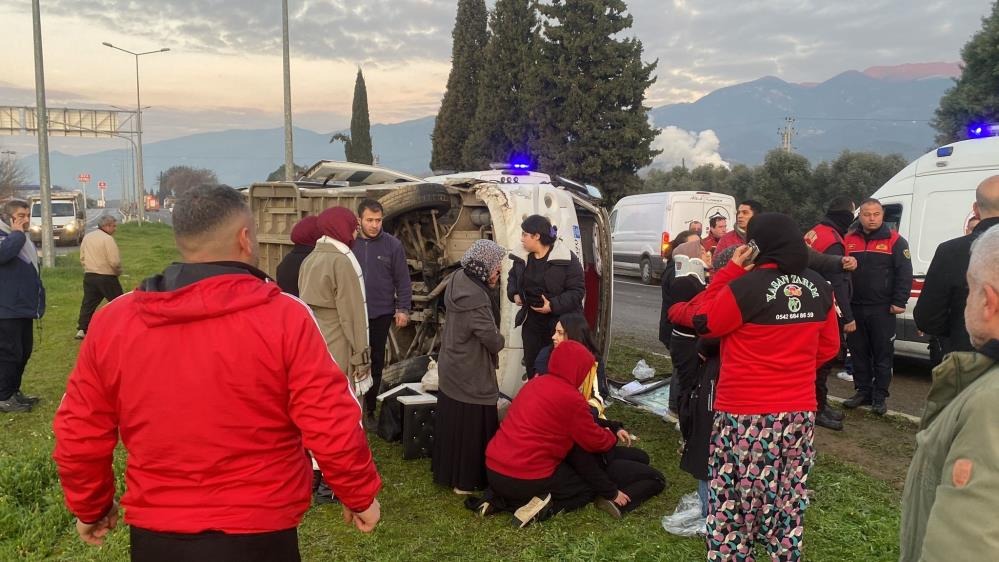 Tarım işçilerini taşıyan minibüs devrildi: 16 yaralı