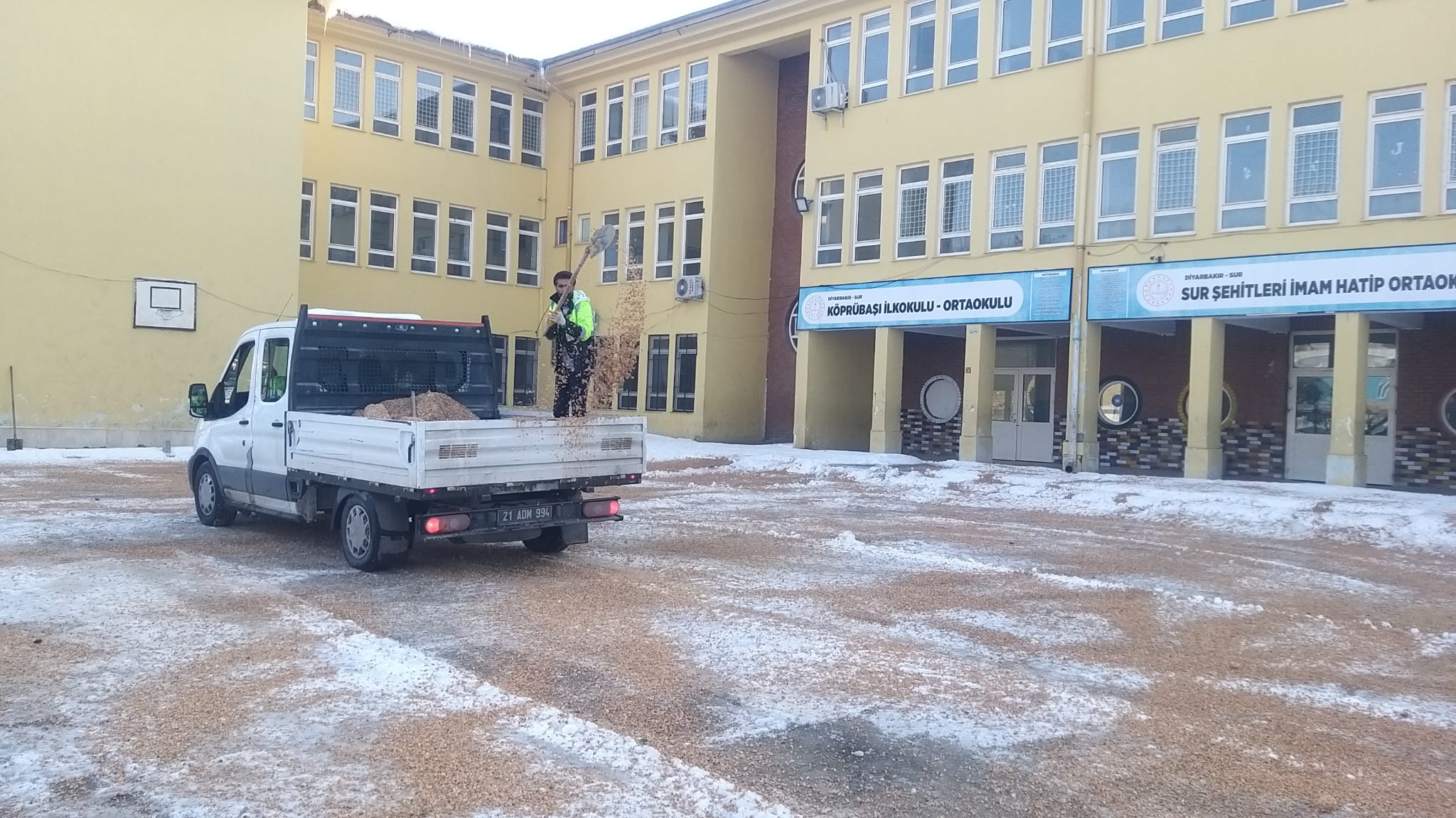 Sur Belediyesi’nden okul seferberliği: Kar altındaki okullar temizlendi