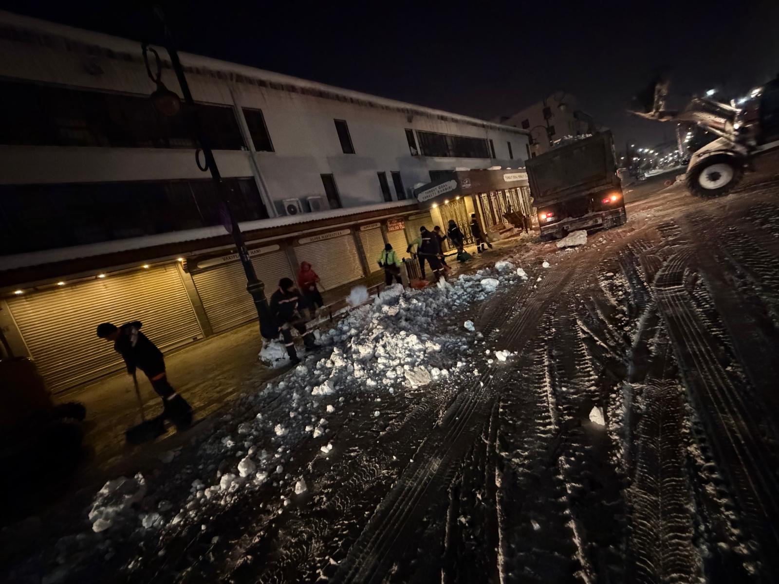Sur’da gece boyu kar mesaisi: Mardinkapı’dan Balıkçılarbaşı’na kadar temizlik