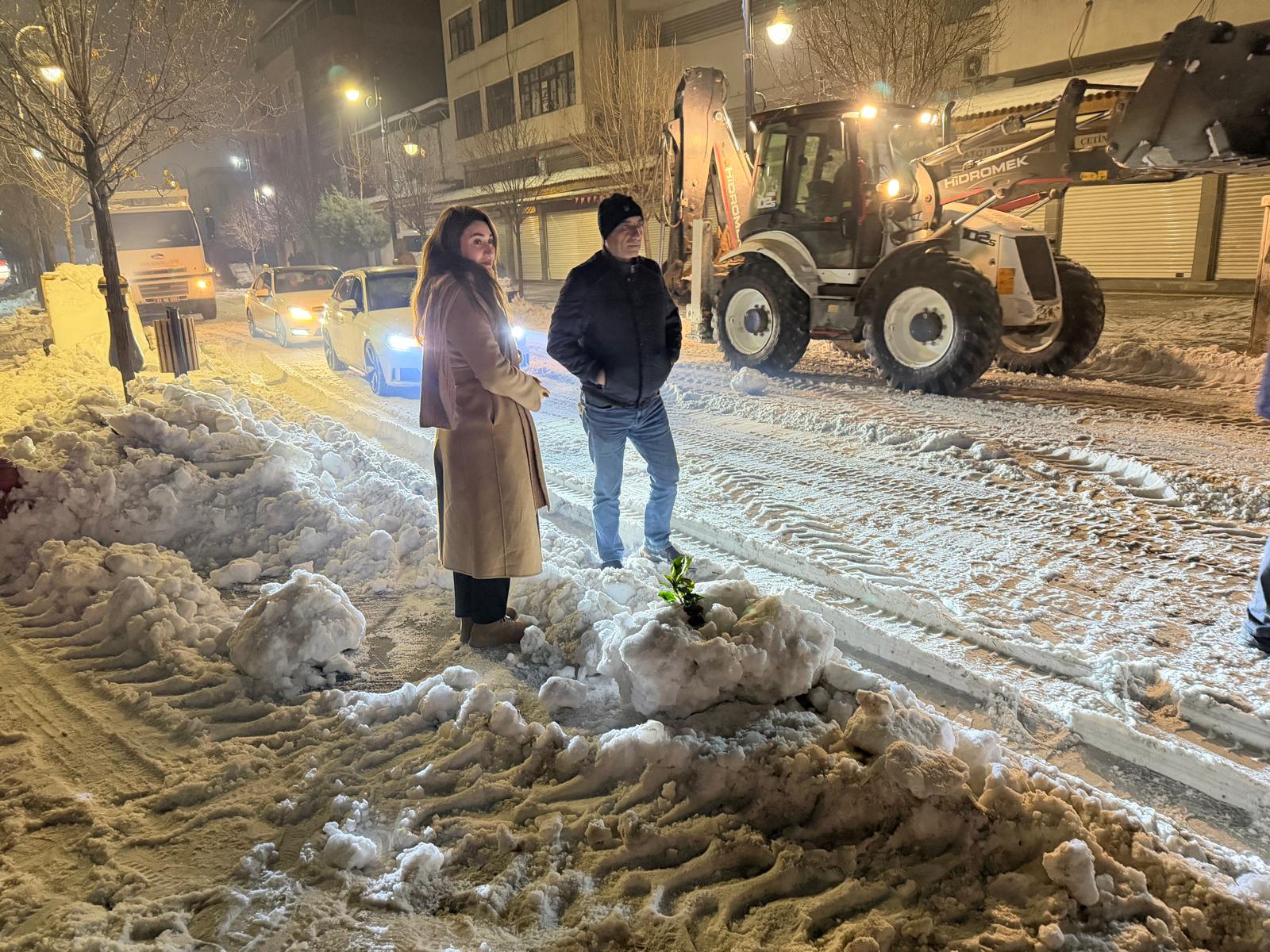 Sur’da cadde trafiğe kapatıldı: Kepçeler karları kaldırıyor