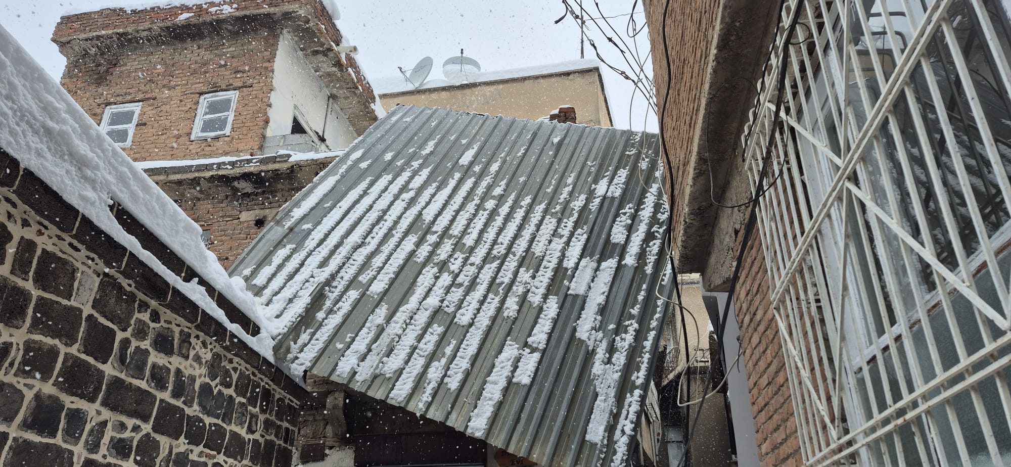 Kar Diyarbakır’da çatıyı çökertti: Sur’da sokak enkaz altında