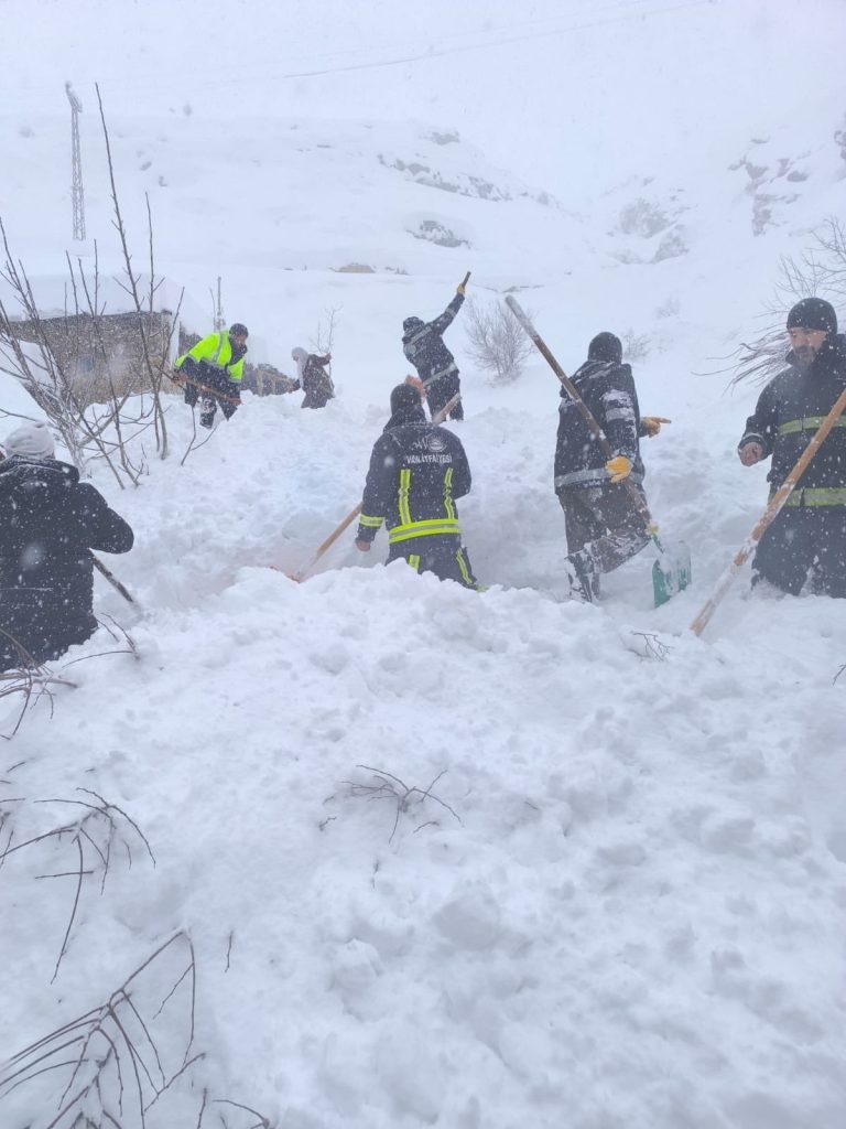 Van’da çığ faciası: Bahçesinde kar altında kaldı