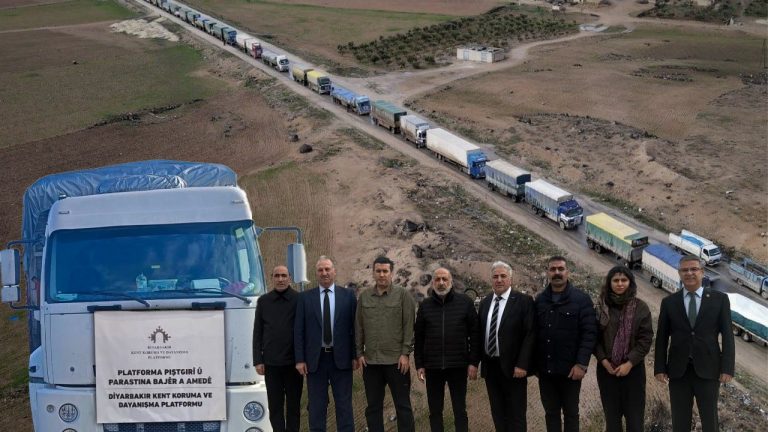 Diyarbakır’daki insani yardım tırları Kobanê’ye ulaştı