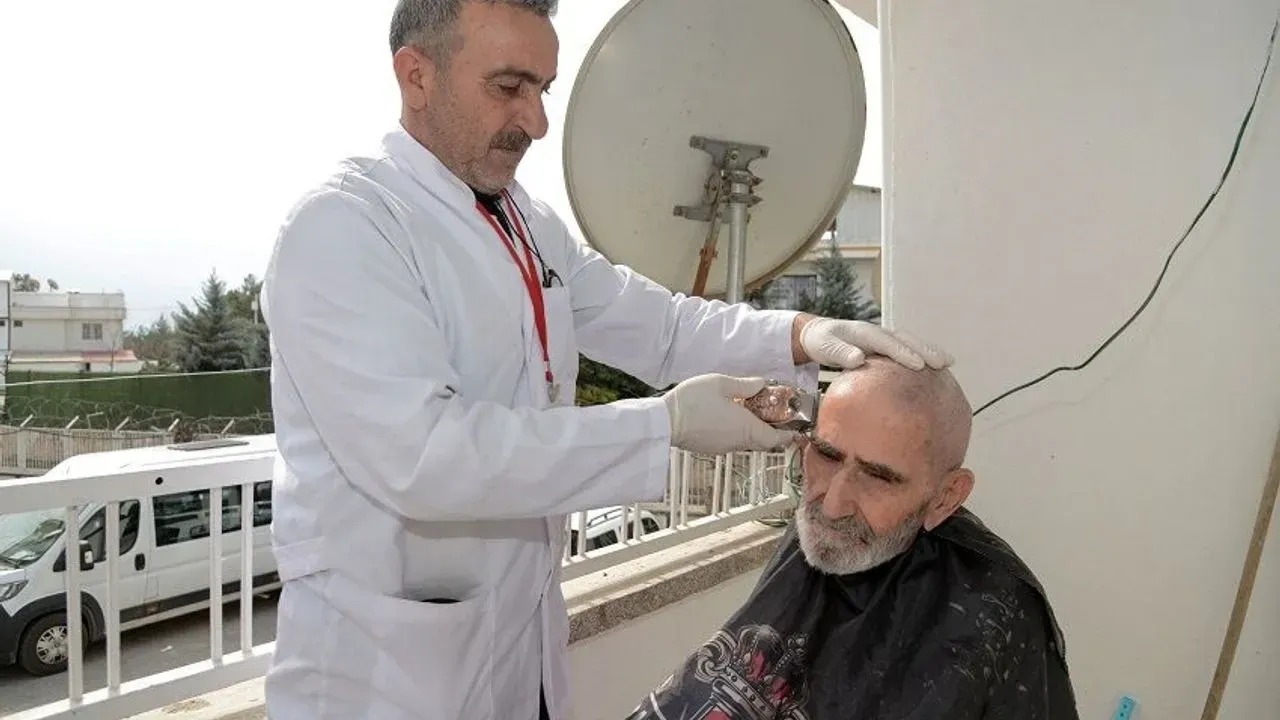 Berber ayağa değil, evine geliyor: Diyarbakır’da yaşlılara bayram bakımı