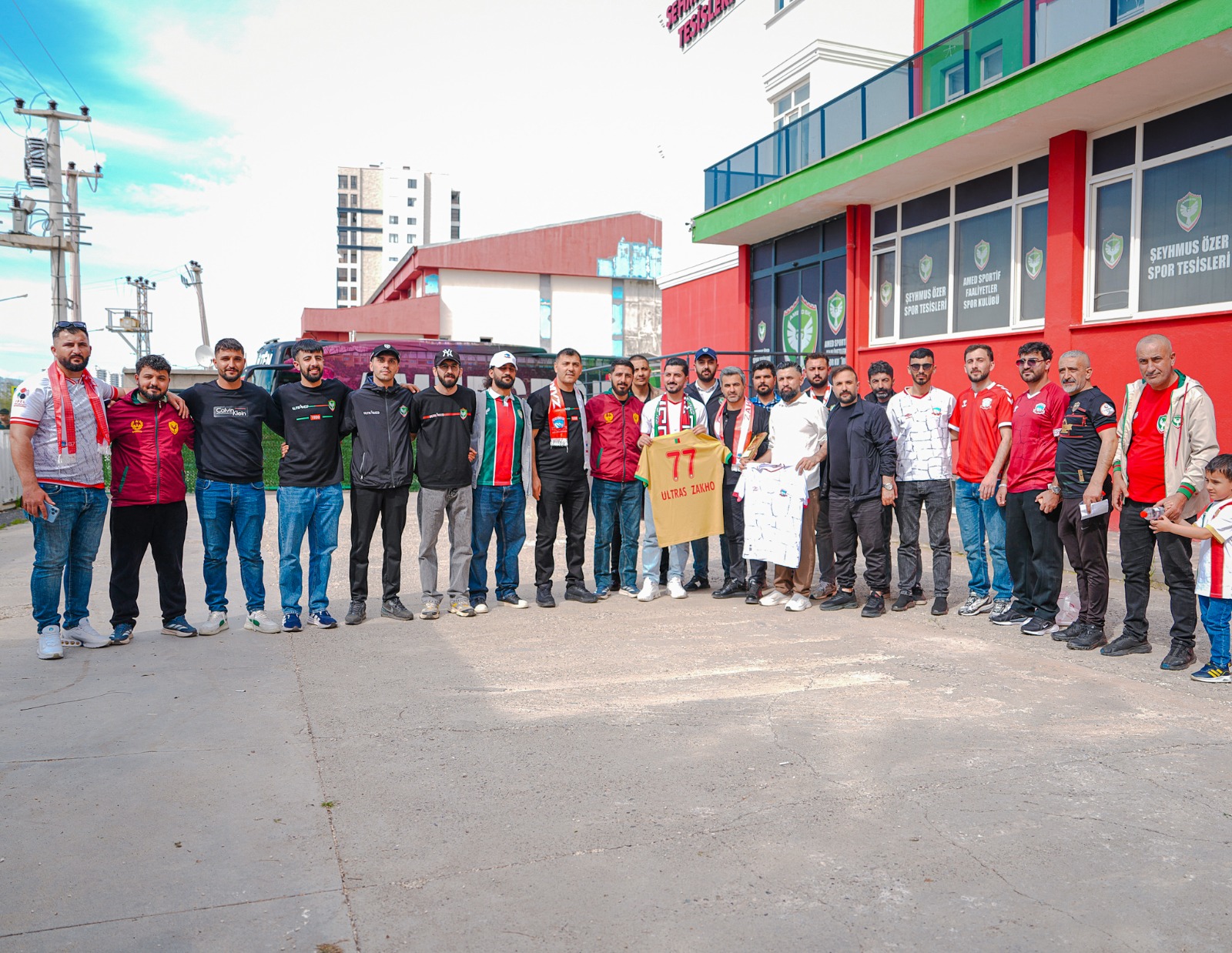 Zaxospor taraftarları destek için Amedspor tesislerinde