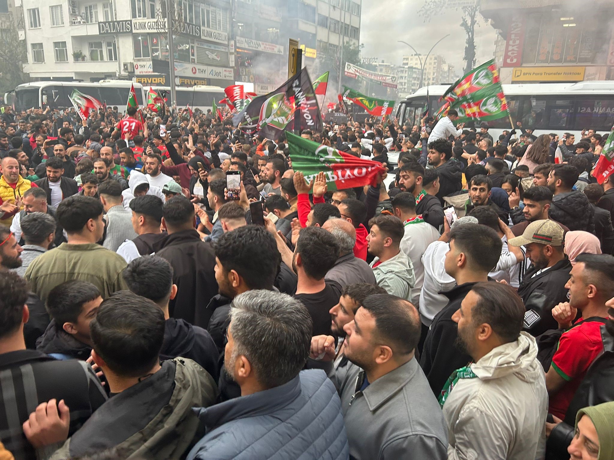 Amedspor Süper Lig’de, taraftar sokakta!