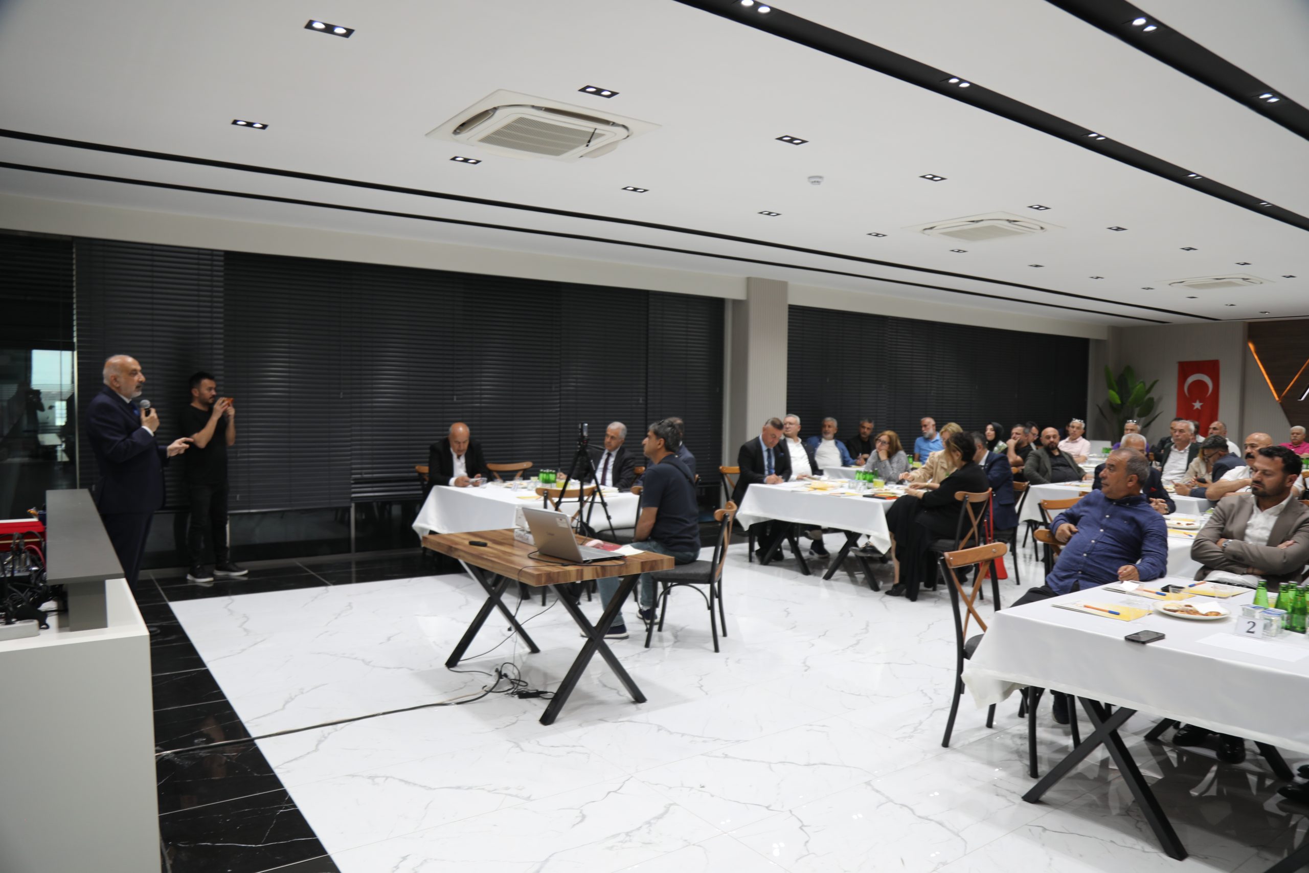 Diyarbakır’da tekstil sektörü çalıştayda buluştu