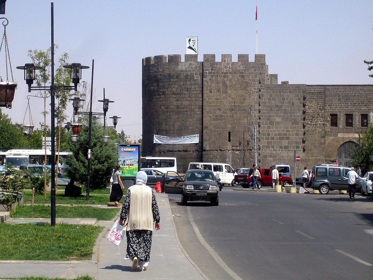 Kıblesini şaşıranlar ve omuzla yol açtığını sananlar!..