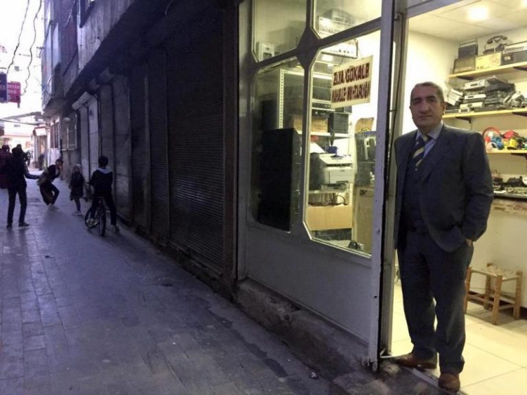 Diyarbakır’ın 27 yıllık muhtarına büyük ayıp!